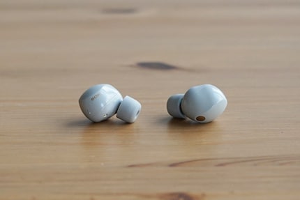 Les côtés des écouteurs sont brillants, ce qui devrait les rendre plus confortables dans l’oreille.