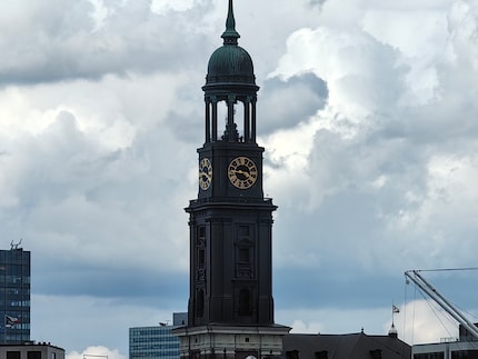Avec le zoom 10x, le clocher de l’église est au centre du cliché.
