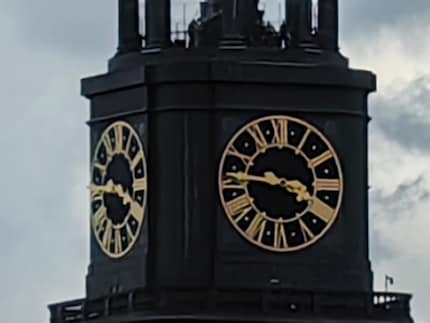 Avec le zoom 50x, l’horloge du clocher est bien visible, mais elle n’est plus très belle.