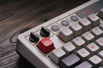 Rotary knobs for connection type and volume.