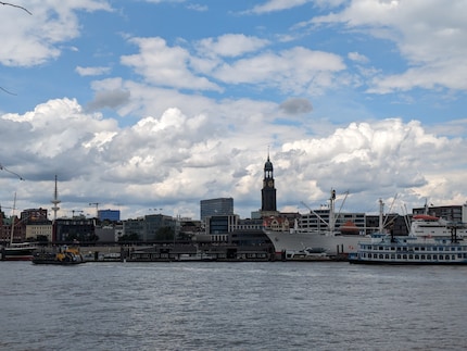 Le zoom ×2 rapproche l’autre côté de l’Elbe.