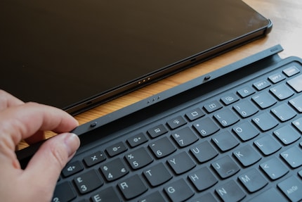 The keyboard can be attached magnetically. 