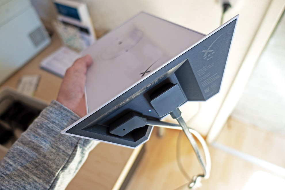 The Starlink router only has two cable inputs. There’s neither an Ethernet port nor a USB connection, as is normal with other Wi-Fi routers.