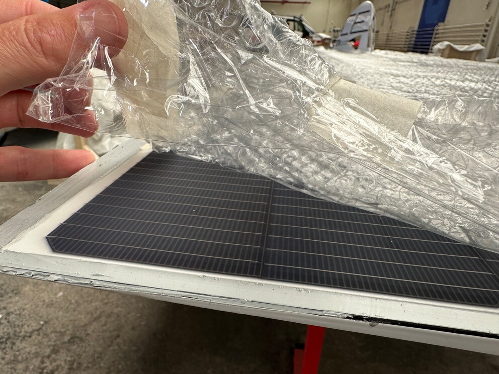 Die Solarzellen sind empfindlich und deshalb mit Luftpolsterfolie abgedeckt.