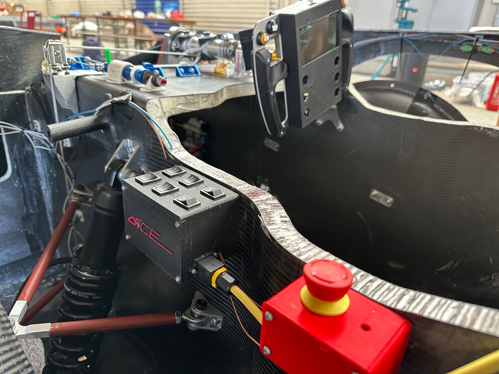 In der Fahrerkabine sind alle Knöpfe montiert, inklusive des Not-Aus-Knopfes, der bei einem Problem sämtliche Elektronik deaktiviert.