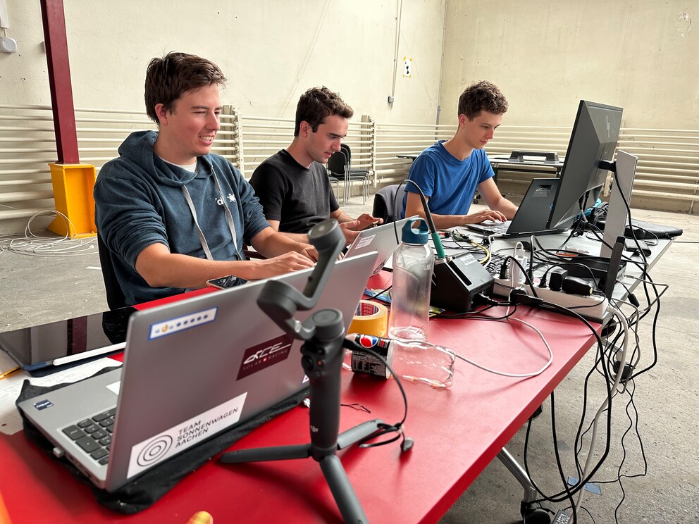 Auch wenn die ETH-Studierenden ein Solar-Rennauto bauen – viel Arbeit findet am Computer statt. Hier arbeiten (von links) Jonas Rudin, Aaron Griesser und Pascal Burkhard.