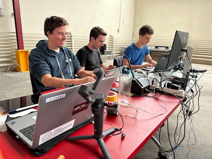 Auch wenn die ETH-Studierenden ein Solar-Rennauto bauen – viel Arbeit findet am Computer statt. Hier arbeiten (von links) Jonas Rudin, Aaron Griesser und Pascal Burkhard.
