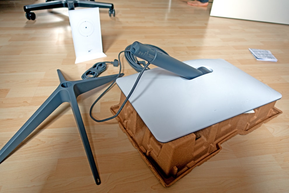 The Starlink Standard Kit is pretty compact. The satellite dish only measures 50 × 30 cm.