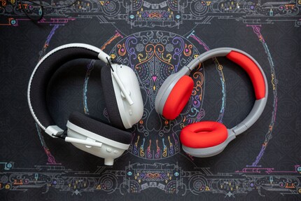 Die Tigerbuddies (rechts) im Vergleich zu einem Headset für Erwachsene.