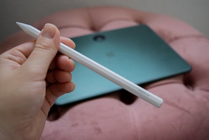The OnePlus Stylo charges directly via the tablet.