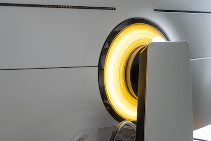 Le petit anneau lumineux se fond dans un moniteur ultralarge.