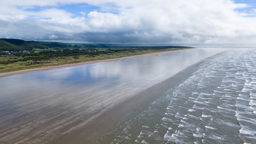 Pendine Sands in Wales mit der Hauptkamera der Air 3. Hier wurden früher Geschwindigkeitsrekorde gebrochen. 1927 verstarb John Godfrey Parry-Thomas, als sich sein Wagen mit 270 km/h überschlug.