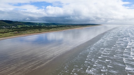 Pendine Sands in Wales mit der Hauptkamera der Air 3. Hier wurden früher Geschwindigkeitsrekorde gebrochen. 1927 verstarb John Godfrey Parry-Thomas, als sich sein Wagen mit 270 km/h überschlug.