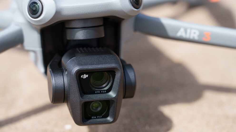 Die DJI Air 3 hat zwei Kameras: Eine mit 24 mm und eine mit 70 mm Brennweite.