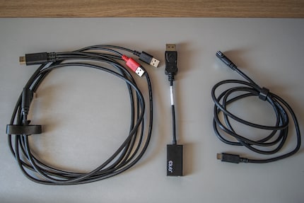 Grazie alla porta USB-C (a destra) o a porte HDMI-DisplayPort disponibili separatamente (le due a sinistra), è possibile collegare l'Artist Pro 14.