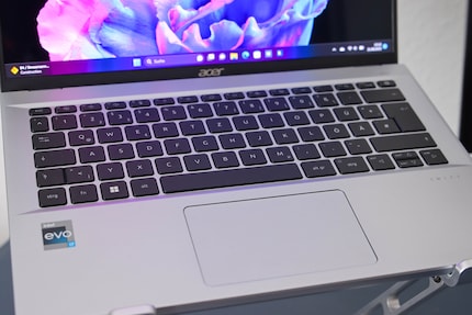 Un touchpad relativamente piccolo e una tastiera media per un notebook.