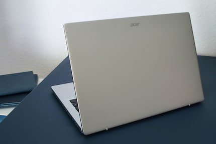 Il case metallico dello Swift Go 14 è ben rifinito e offre un mix di bordi definiti e angoli arrotondati.
