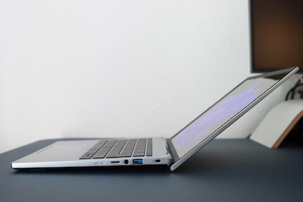 L'angolo di apertura massimo dello Swift Go 14. Il display solleva un po' la tastiera.