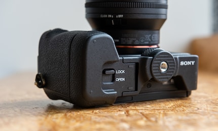 The battery can also be changed with the handle screwed on.