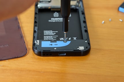 Ein Schraubendreher und etwas Fingerfertigkeit genügen, um das Fairphone 5 zu reparieren.
