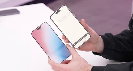 Un modèle de l'iPhone 15 Pro comparé à l'iPhone 14 Pro : les bords de l'écran devraient être nettement plus fins.