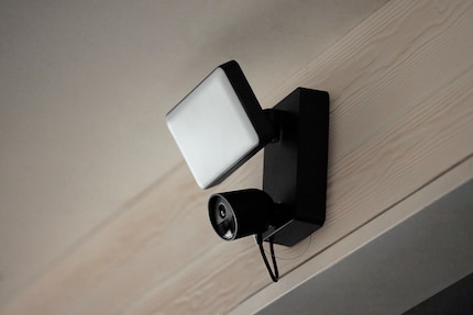 Cette caméra de sécurité est directement associée à un projecteur.