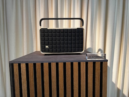 Come il fratello minore, il 300 è portatile e dotato di una batteria ricaricabile.
