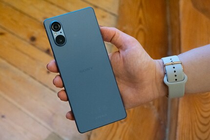 Le Sony Xperia 5 V est un peu plus compact et moins cher que le Flagship 1 V.