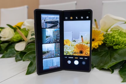 Die Kamera-App erkennt, dass das Display nur halb geschlossen ist und passt sich an.