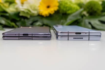 Das Honor Magic V2 (links) neben dem Galaxy Z Fold 5 (rechts).