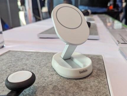 Avec le Belkin BoostCharge, l'iPhone peut quand même bouger pendant la charge. 