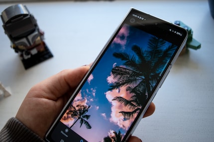 L’écran frontal du Galaxy Z Fold 5 présente de bons contrastes et offre une très forte luminosité.
