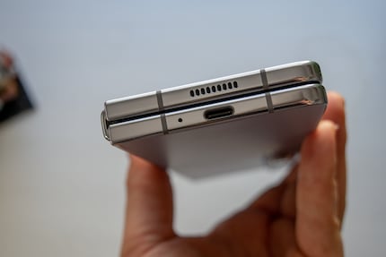 Le téléphone se ferme complètement…
