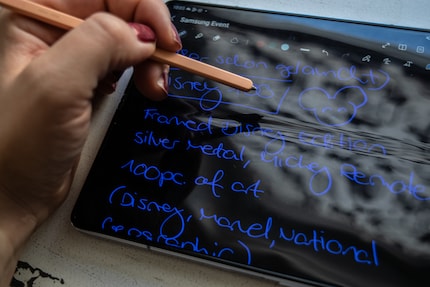 Le stylet est super pour prendre des notes, mais le pli se met volontiers en travers de mon chemin.