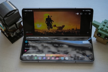 Je peux simplement poser le téléphone si je veux regarder une vidéo sur YouTube. Cela dit, j’ai du mal à utiliser la barre rouge.