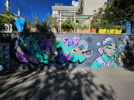 Le mur de graffitis en grand-angle.