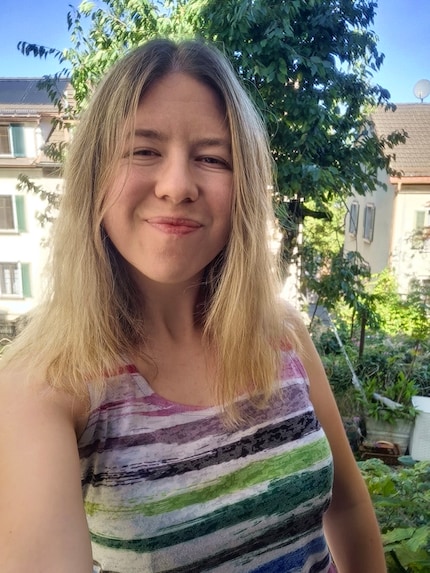 L’appareil photo sous l’écran donne l’impression que l’arrière-plan est pixellisé, mais pour les appels, ça va.