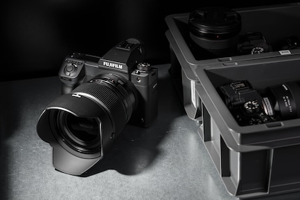 Hier fühlt sich die Fujifilm GFX 100 II am wohlsten: im Materiallager eines Fotostudios.