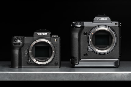 Die alte GFX 100 (rechts) ist ein grosser Brummer. Die GFX 100 II (links) opfert den vertikalen Griff, ist dafür kompakter. Die Mittelformat-Sensoren haben im Vergleich zu Vollformat fast die doppelte Fläche.