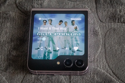 Avec les Backstreet Boys et un téléphone portable à clapet, j’ai presque l’impression d’être dans les années 2000.
