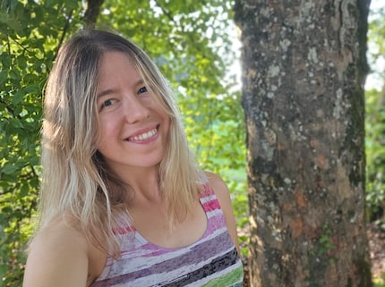 Les selfies marchent bien, mais le bokeh est un peu artificiellement coupé au niveau de mes cheveux et les feuilles sont trop nettes pour la distance à laquelle elles se trouvent.