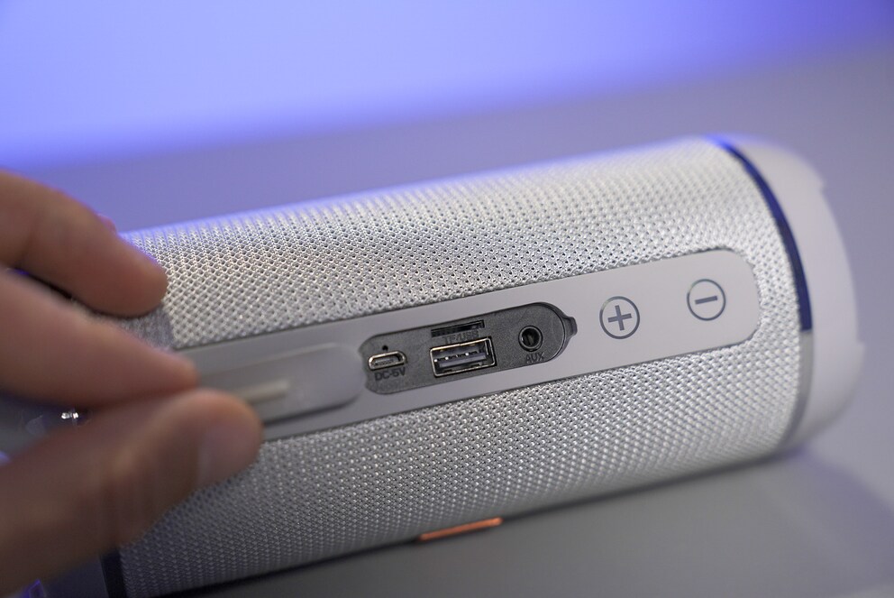 USB, Speicherkarten-Slot, Audio-Stecker – so viel Anschlüsse hat der günstige Lautsprecher.