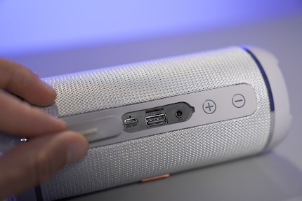 USB, slot pour carte mémoire et prise audio pour l’enceinte bon marché.
