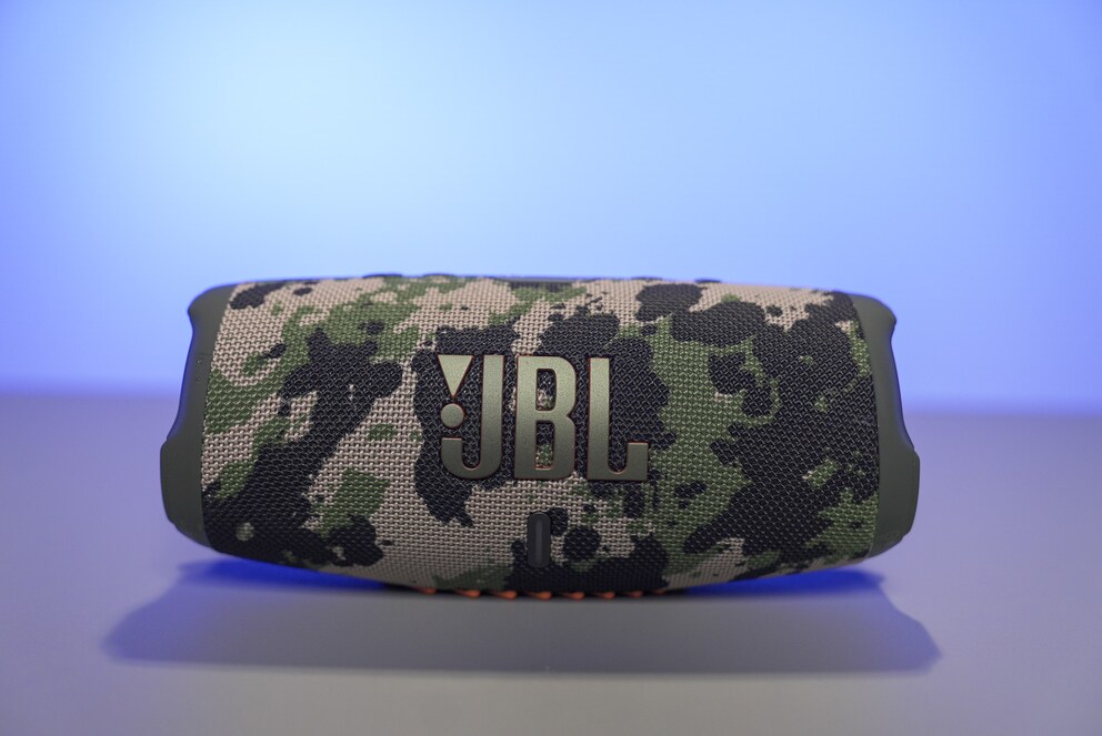 Der JBL liefert erstaunlich guten Sound mit viel Bass für die Grösse des Speakers.