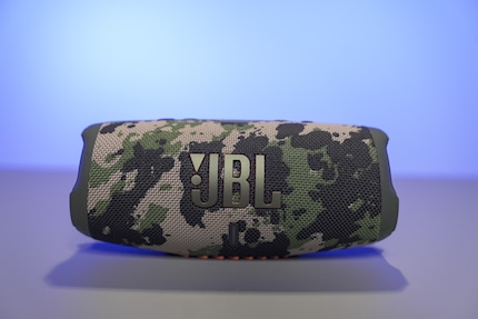 La JBL fournit un son étonnamment bon avec beaucoup de basses pour la taille du haut-parleur.