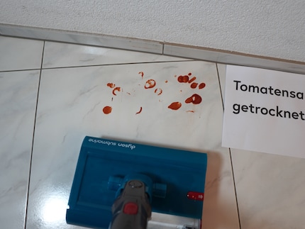 La sauce tomate séchée après quelques passages de chiffon. Elle ne disparaîtra complètement qu'avec de l'eau supplémentaire.