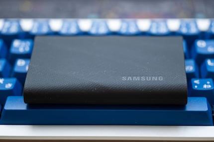 Die Samsung T9 ist von einem Gummi ummantelt und dadurch schön griffig.