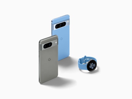 Das Pixel 8 in Grau und das 8 Pro in Blau zusammen mit der Pixel Watch 2.