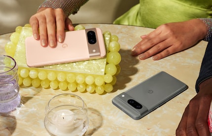 Das Google Pixel 8 gibts unter anderem in Rosa und Grau.