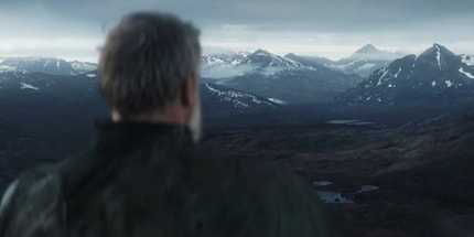 Ein Berg in weiter Ferne, darüber ein Licht wie bei einem Leuchtturm – genau so sah auch das Heim der Einen auf Mortis aus.
